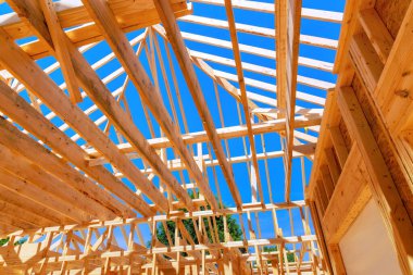 Yeni ahşap kiriş çerçeveli çatı eklemli evin inşaatı devam ediyor