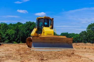 Güçlü tekerlek yükleyicili buldozerle inşaat alanında toprak çalışmaları