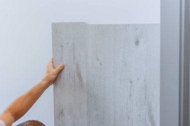 Rekonstrüksiyon sırasında oda odasının duvarına kaplamalı paneller kurulumu