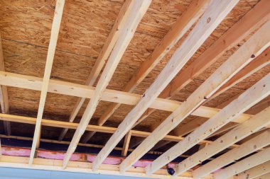Yeni ev inşaatı sırasında, ahşap kirişler çatı kirişlerini çerçevelemek için kullanılır