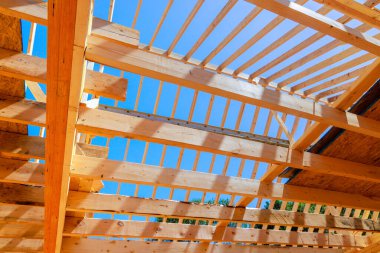 Çerçeve olarak kirişleri kullanarak, ahşap çatı kirişleri inşa edilebilir