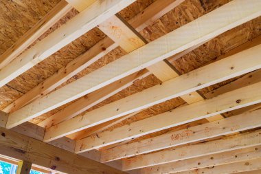 Yeni ev inşaatı sırasında, ahşap kirişler çatı kirişlerini çerçevelemek için kullanılır