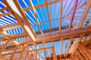 Çatı iskeletinde eklemlerle çerçevelenmiş kereste kirişleri kullanılarak yeni bir ev inşa ediliyor