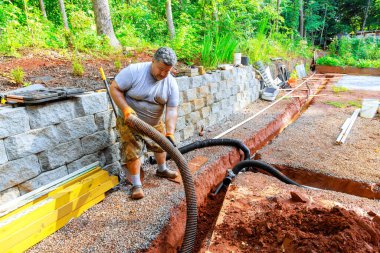 Yağmur suyu akışı için yeraltı drenaj boruları oluşturma işlemi