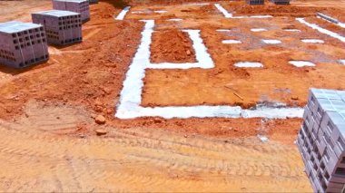 İnşaat alanına beton bloklar ve duvar blokları monte etmek için hazırlanmış temeller getirildi