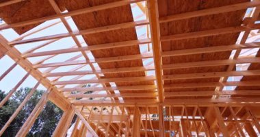 Yeni evin inşaatında sık sık ahşap kirişler kullanılıyor