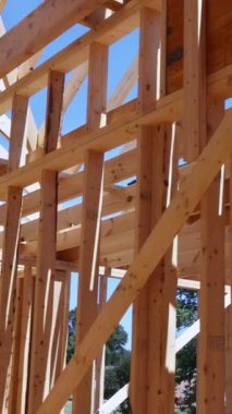 Ahşap çerçeve kirişi yeni ev inşaatı sırasında çerçeve için kullanılır