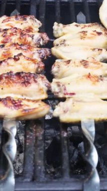 Kömür mangalı Amerikan mutfağında tavuk kanadı ızgarasında kullanılır.