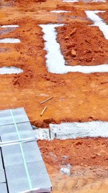 İnşaat alanına beton blokların taşınması ve beton blok duvarı kurulumu