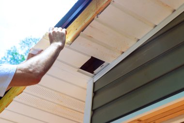 Plastik soffit tahtalar çatı kirişlerine monte edilir.