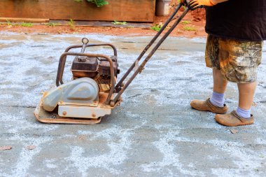 Havuz platformunun kumları sıkıştırması için inşa sırasında titreşimsel tamping makinesi kullanılır