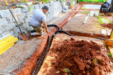 İnşaat sırasında yağmur suyu fırtınası için yeraltı kanalizasyon boruları kurulumu
