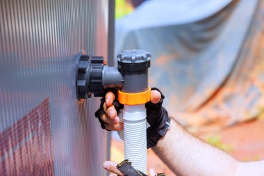 Su filtresi kurulumu, bakım işçisi tarafından çerçeve havuzuna klorlama