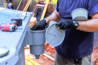 Çerçeve havuz temizleme sepetine yerleştirilmiş havuz bakımı toprak topluyor, filtreleme sistemi su yüzey temizleme sistemi olan çöpler yüzme havuzuyla ilgileniyor