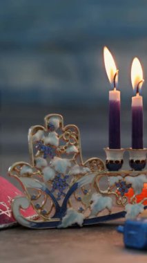 Hanuka Yahudi bayramını simgeleyen yanan mumlarla Hanukkiah Menorah.