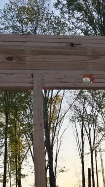 Yeni ev inşaatında, bitmemiş iç kereste destek kirişleri çerçevelenir