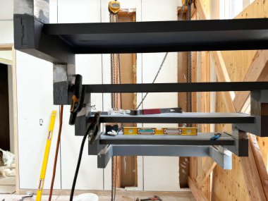 Yeni binada, ikinci kata çıkan metal destek merdivenleri monte ediliyor