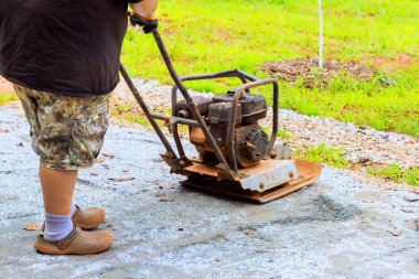 Titreşimli tamping makinesi yüzme havuzu platformu inşa edilirken kumu sıkıştırır