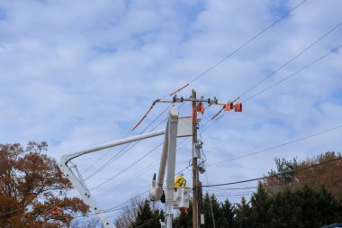 Hat mühendisi elektrik hattında hizmet vermek için yalıtımlı tırmanma çubuğu kullanıyor