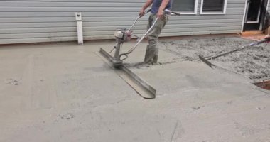 İnşaat alanında beton sıkıştırıcı ile dolduruluyor.