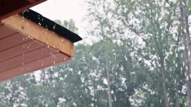 Şiddetli sağanak sırasında, evimizin çatısından yağmur suyu akar.