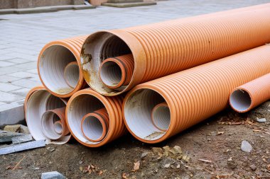 Bir HDPE polietilen kanalizasyon borusu kurulmayı bekliyor, yeni altyapı projesinin omurgasını oluşturmaya hazır.