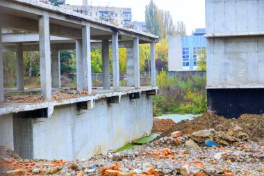 Bloklardan beton bina kompleksi inşaatı devam ediyor