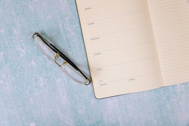 Modern ofis tablosu çalışırken kullanmak için defter, gözlük içerir