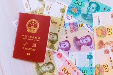 Çin Halk Cumhuriyeti 'nin özgün pasaportu Çin nakit yuan banknotları içeriyor.