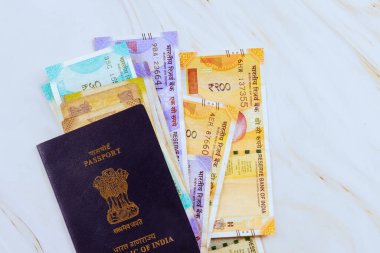 Değişik banknotlar üzerindeki bir Hint pasaportu nakit mevduat