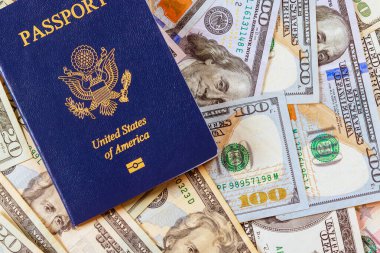 Amerikan pasaportları Amerikan dolarının üzerinde farklı nominal banknotlar var.