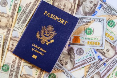 Amerikan pasaportu Amerikan dolarının en üst banknotunda farklı değerde.