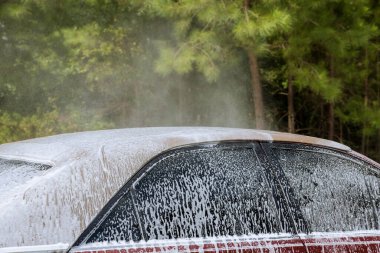 Araba bakım servisini yüksek basınçlı köpükle yıkamak