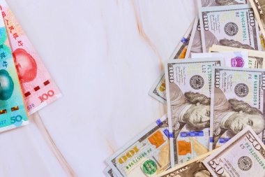 Çin Yuan ve Amerikan dolarını kapsayan Çin ekonomileri arasındaki çatışma