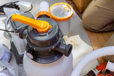 Kum filtresi sistem tankı yüzme havuzlarını temizlemek için kullanılan ekipmanlar kullanılarak monte ediliyor