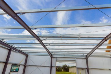 Metal çerçeveden yeni ahıra çelik yapılar inşa ediliyor.