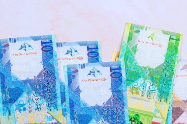 Katar Bankası, Riyals nakit para birimi olarak çeşitli banknotlar halinde Katar banknotları yayınladı