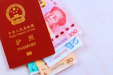 Çin pasaportu Çin nakit para birimi ile Yuan nakit banknotları şeklinde farklı banknotlar