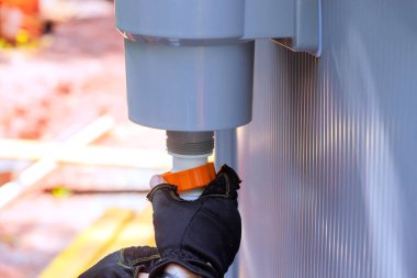 Çerçeveli havuz temizleme sepetine yerleştirilmiş yüzme havuzu bakımı toprak topluyor, filtreleme sistemi su yüzeyini temizliyor yüzme havuzuyla ilgileniyor