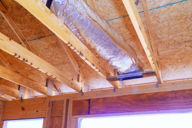 İnşaat süreci gümüş yalıtım havalandırma boruları tavandan çatıya monte edilir