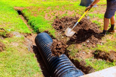 İnşaat sırasında sipere siyah drenaj borusu kurulur.