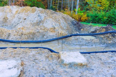 İnşaat sürecinde, beton dökmek için temel oluşturma işlemleri