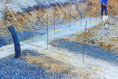 İnşaat sahasına beton dökmek için temel çalışmalarının hazırlanması