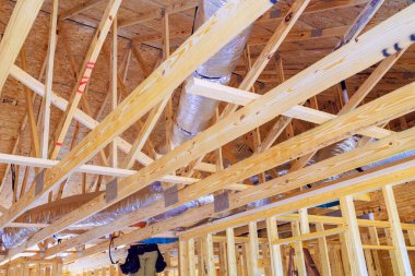 İnşaat sırasında gümüş yalıtım havalandırma havalandırma boruları kuruluyor