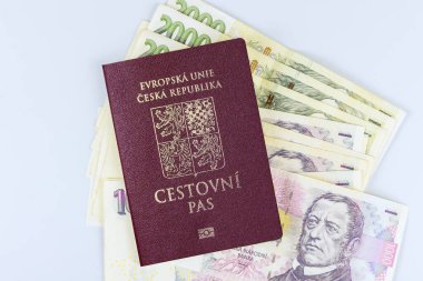 Çek Cumhuriyeti pasaportu da, ulusal para birimi olan CZK koruna 'da çeşitli banknotlar halinde gelir.