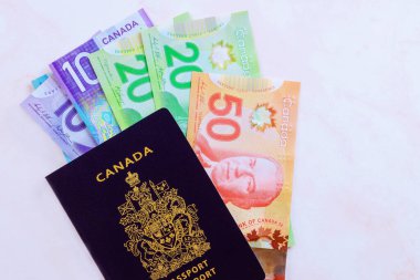 Kanada hükümetinin Kanada banknotlarını içeren çeşitli banknotlardan oluşan nakit para belgeleri.