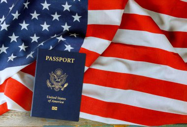 Amerikan pasaportu Amerikan bayrağının arka planında vatandaşlığın simgesidir.