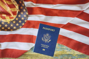 Amerikan bayrağı üzerinde vatandaşlığı temsil eden Amerikan pasaportu var.