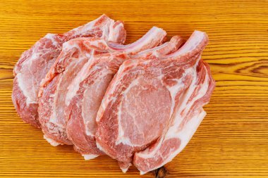 Çiğ domuz bifteği taze et porsiyonlarını marine etmeye hazır.