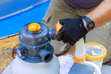 Yüzme havuzu bakım işçileri kum filtresi sistem temizleme ekipmanları kurun